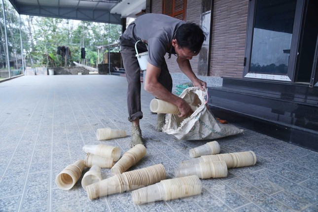 Độc chiêu săn cáy bằng cốc nhựa và ruốc hôi - Ảnh 1. Độc chiêu săn cáy bằng cốc nhựa và ruốc hôi - Ảnh 1.