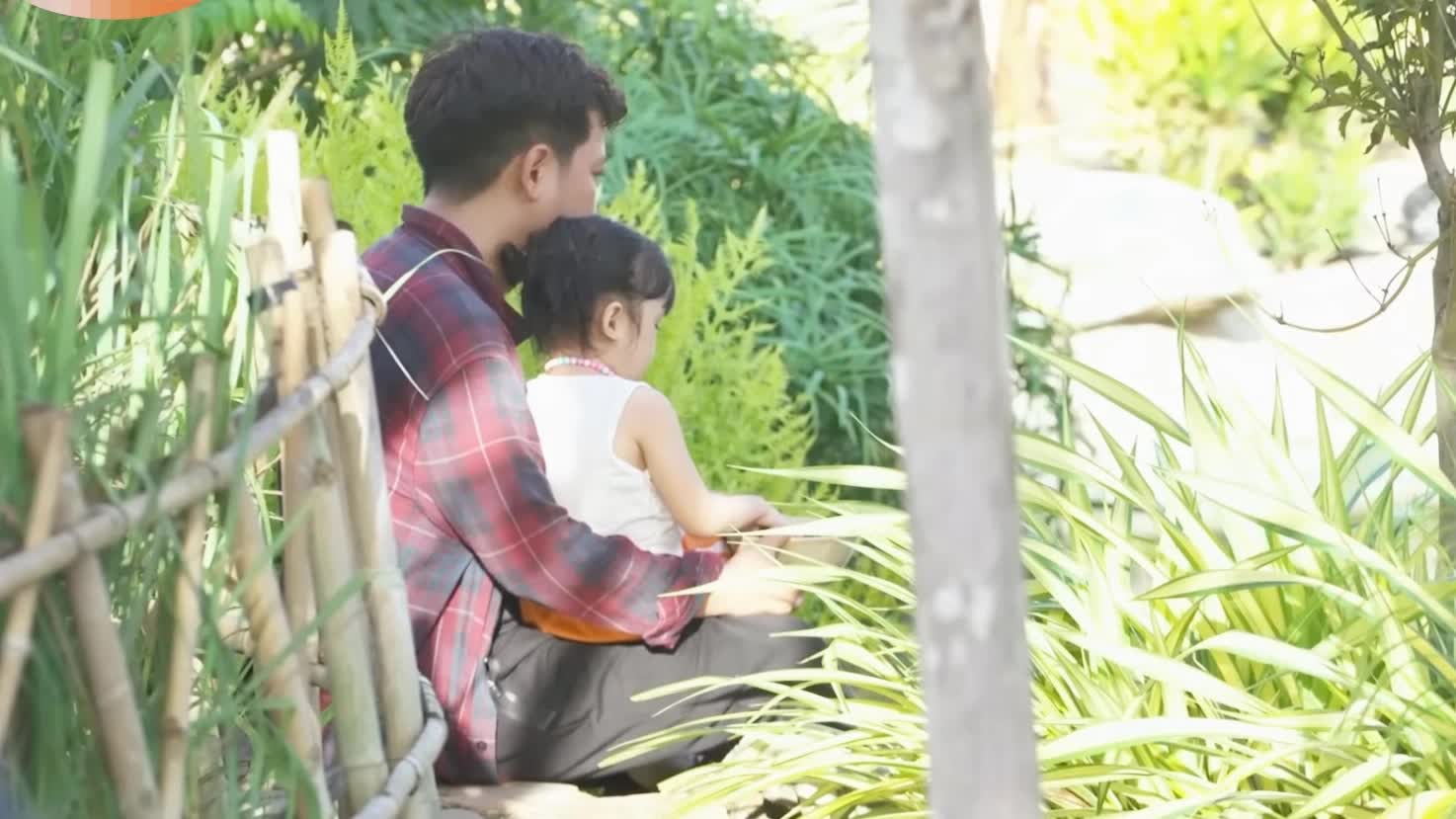 Trường Giang và ái nữ "nói xấu" mẹ, bảo sao Nhã Phương tuyến bố con thân với ba hơn - Ảnh 1. Trường Giang và ái nữ "nói xấu" mẹ, bảo sao Nhã Phương tuyến bố con thân với ba hơn - Ảnh 1.