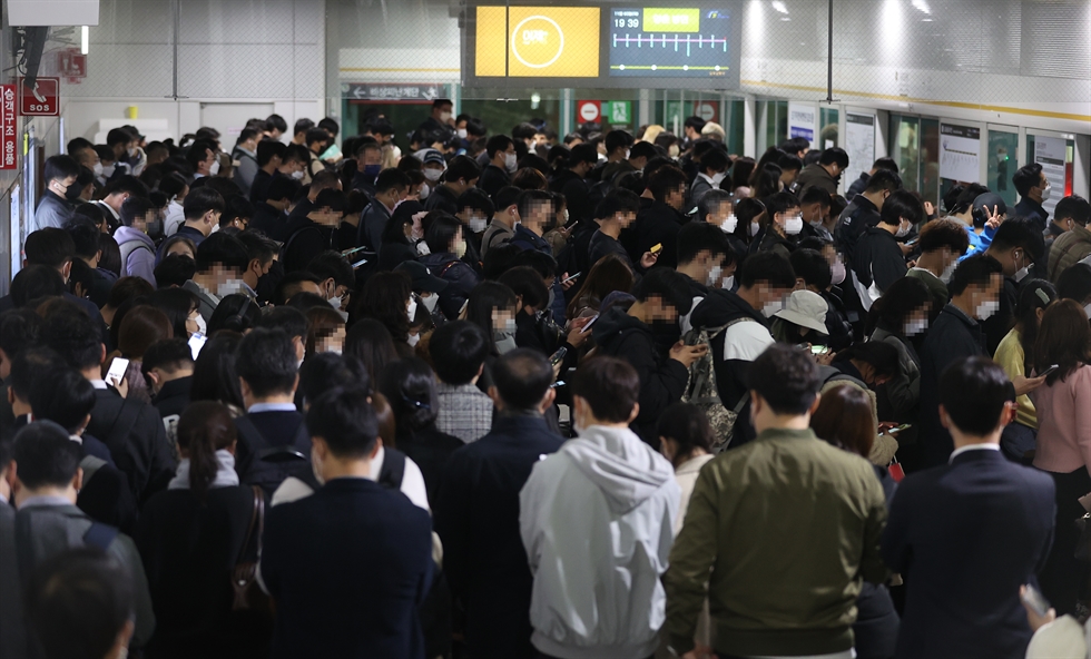 Hàn Quốc chật vật giải quyết tình trạng quá tải trên tàu điện ngầm - Ảnh 2.