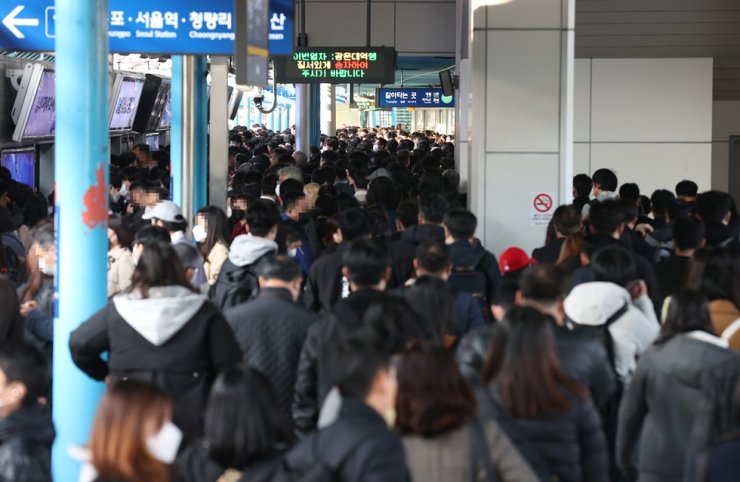 Hàn Quốc chật vật giải quyết tình trạng quá tải trên tàu điện ngầm - Ảnh 1.