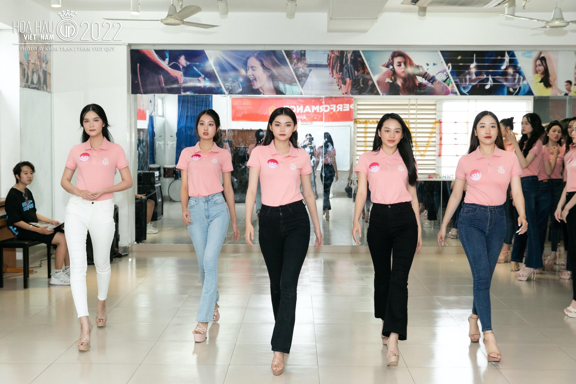 Thí sinh Hoa hậu Việt Nam 2022 luyện catwalk - Ảnh 10.