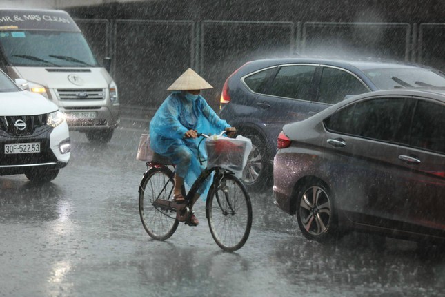Miền Bắc hửng nắng trước khi đón mưa dông, miền Trung mưa dài ngày - Ảnh 1. Miền Bắc hửng nắng trước khi đón mưa dông, miền Trung mưa dài ngày - Ảnh 1.