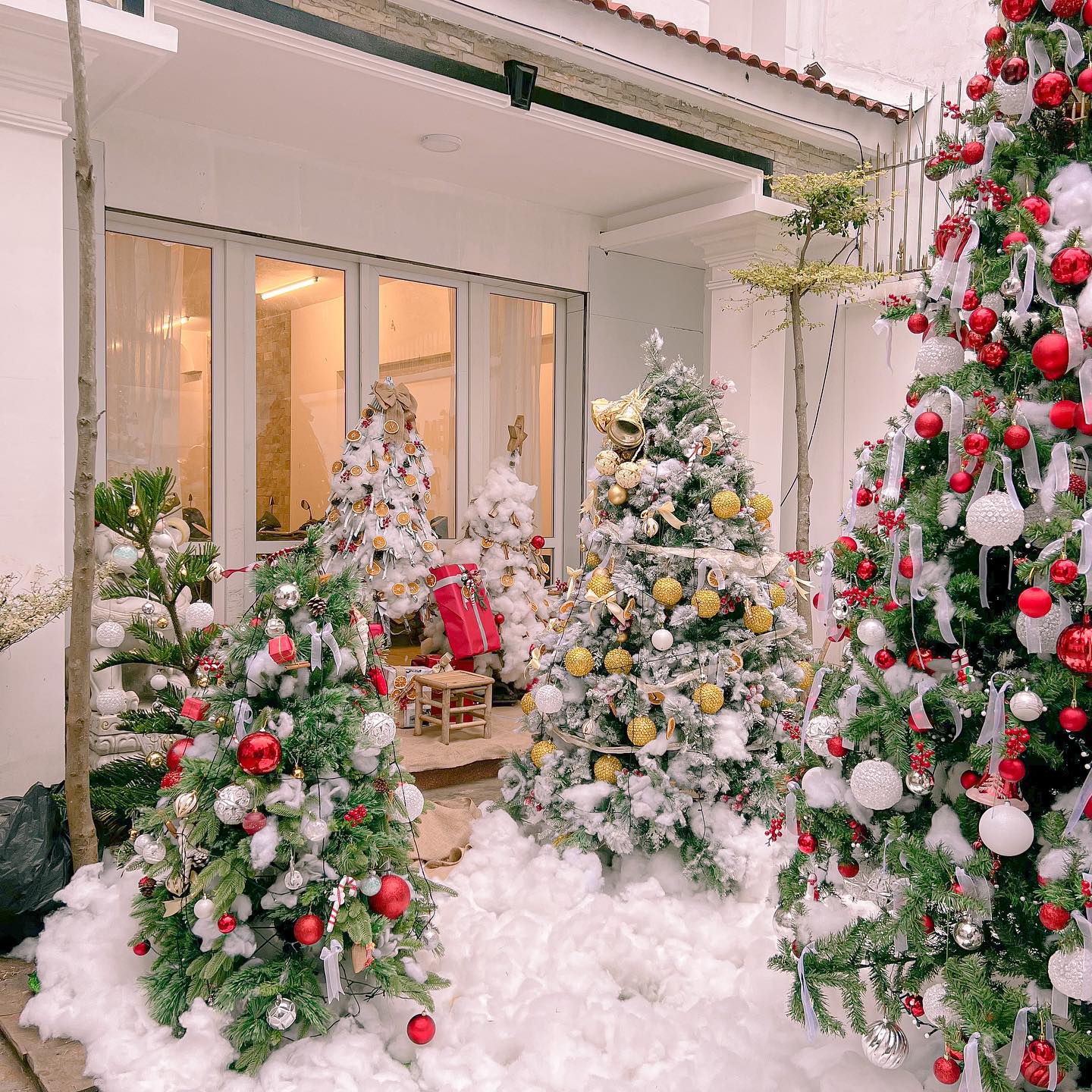Muốn thưởng thức không khí Giáng sinh ấm áp và đầy màu sắc cùng ly cà phê nóng, bạn hãy đến ngay quán cafe decor Giáng sinh đẹp nhất của chúng tôi. Không gian ấm cúng, đẹp mắt và món cà phê thơm ngon sẽ làm bạn thích thú!