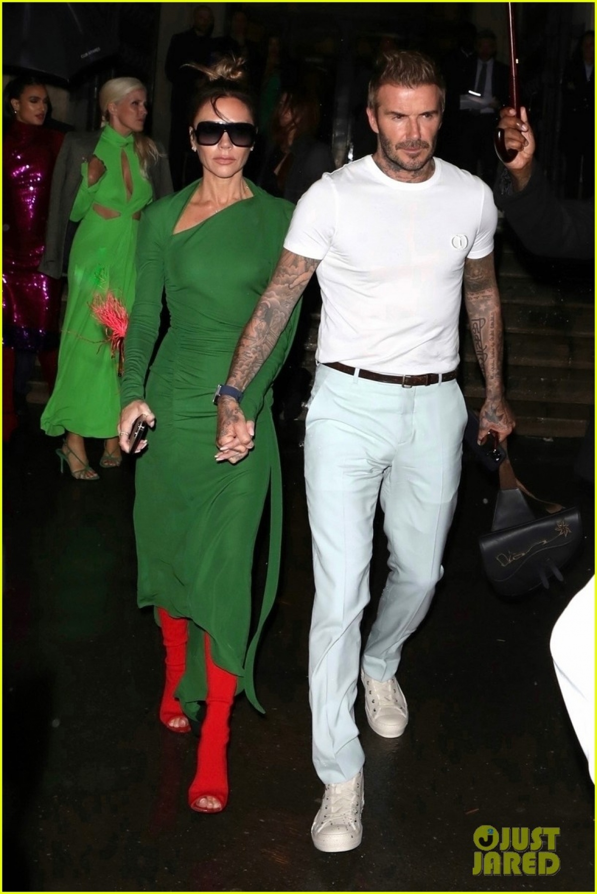 Vợ chồng David Beckham - Victoria nắm tay tình cảm đi dự tiệc ở Pháp - Ảnh 1.