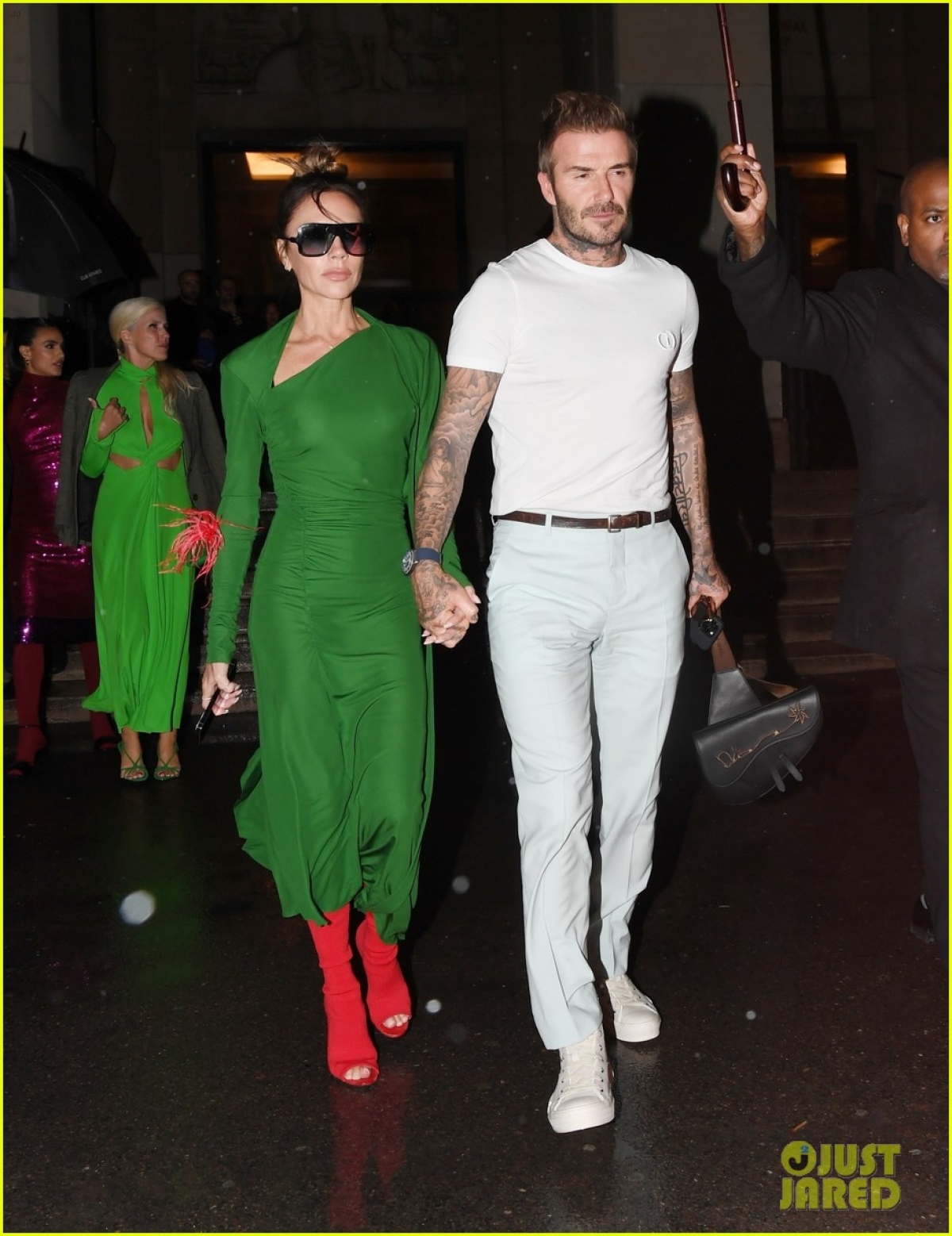 Vợ chồng David Beckham - Victoria nắm tay tình cảm đi dự tiệc ở Pháp - Ảnh 2.