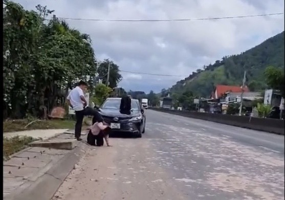 Thông tin mới về vụ người đàn ông đạp vào đầu phụ nữ ở Khánh Hòa - Ảnh 1. Thông tin mới về vụ người đàn ông đạp vào đầu phụ nữ ở Khánh Hòa - Ảnh 1.