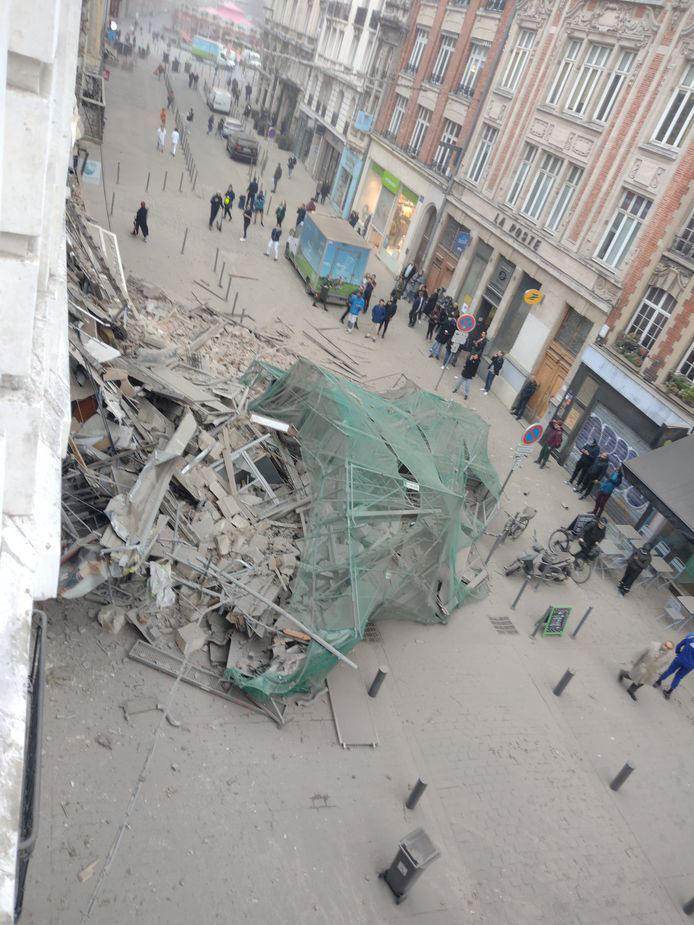 Tòa nhà đổ sập ở thành phố Lille của Pháp sau khi người dân sơ tán - Ảnh 5.
