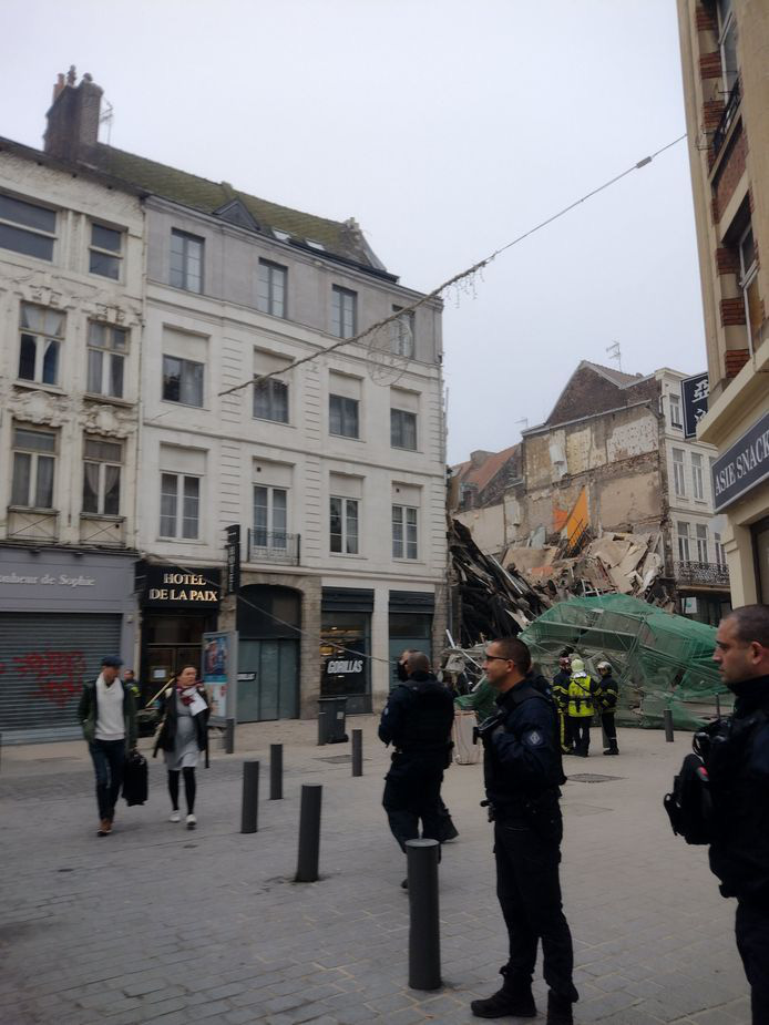 Tòa nhà đổ sập ở thành phố Lille của Pháp sau khi người dân sơ tán - Ảnh 6.