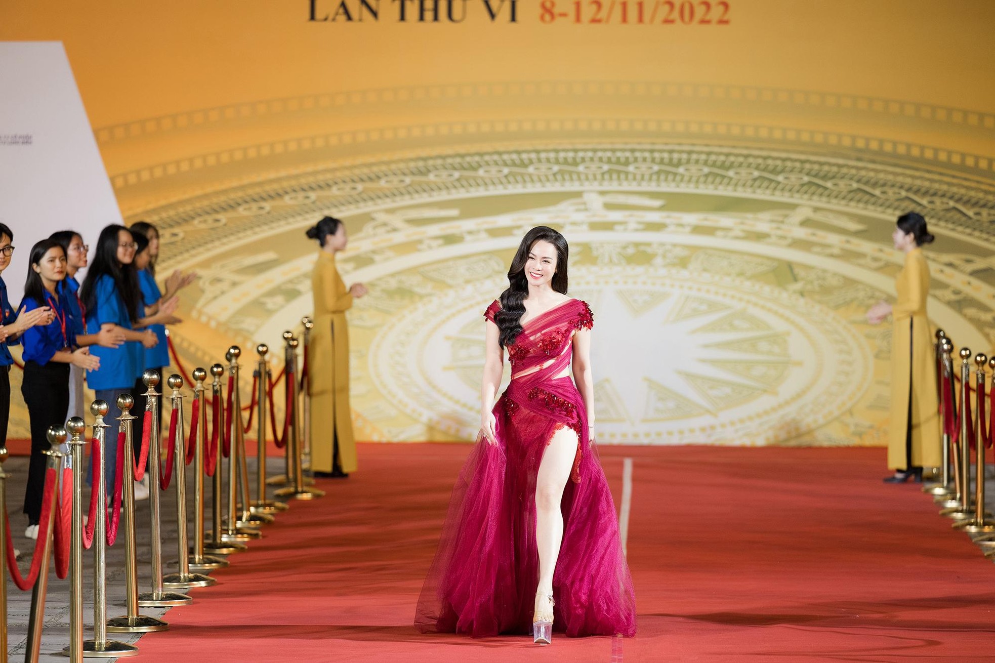 Hoa hậu, Á hậu mặc gợi cảm tại bế mạc LHP Quốc tế Hà Nội - Ảnh 11.