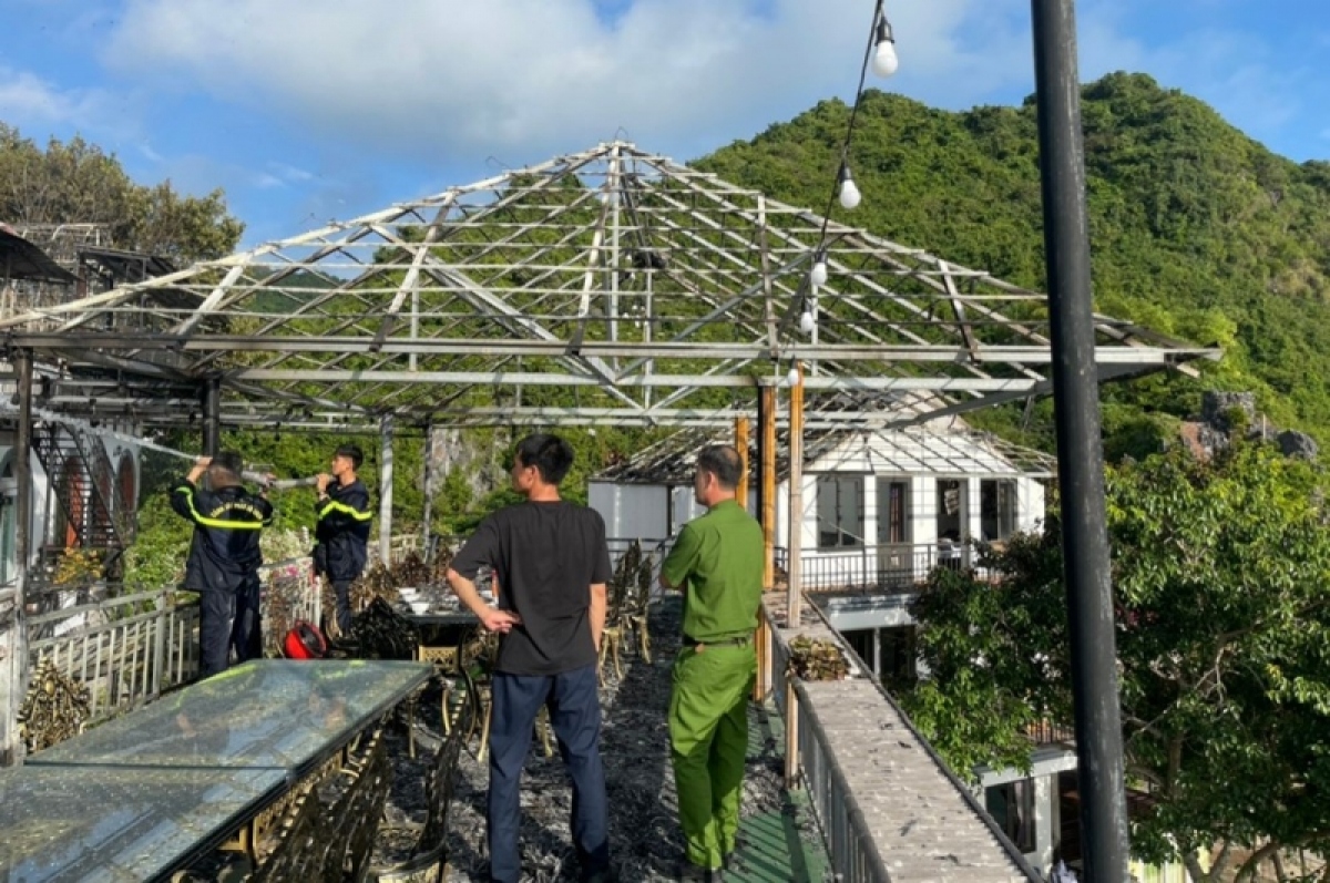Hỏa hoạn thiêu rụi một homestay tại đảo Cát Bà - Hải Phòng - Ảnh 2. Hỏa hoạn thiêu rụi một homestay tại đảo Cát Bà - Hải Phòng - Ảnh 2.