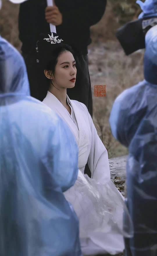 Lưu Thi Thi diện váy trắng tinh khôi trên phim trường - Ảnh 2.