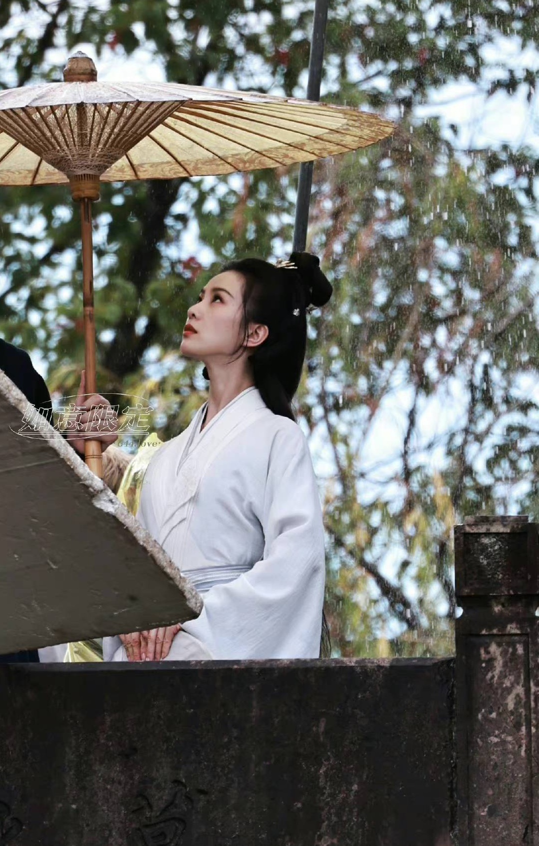 Lưu Thi Thi diện váy trắng tinh khôi trên phim trường - Ảnh 1.