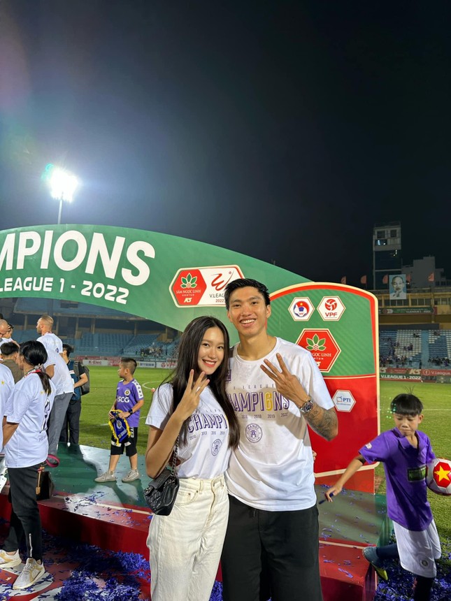 Doãn Hải My và bạn trai Đoàn Văn Hậu trong ngày CLB Hà Nội vô địch V-League - Ảnh 3.