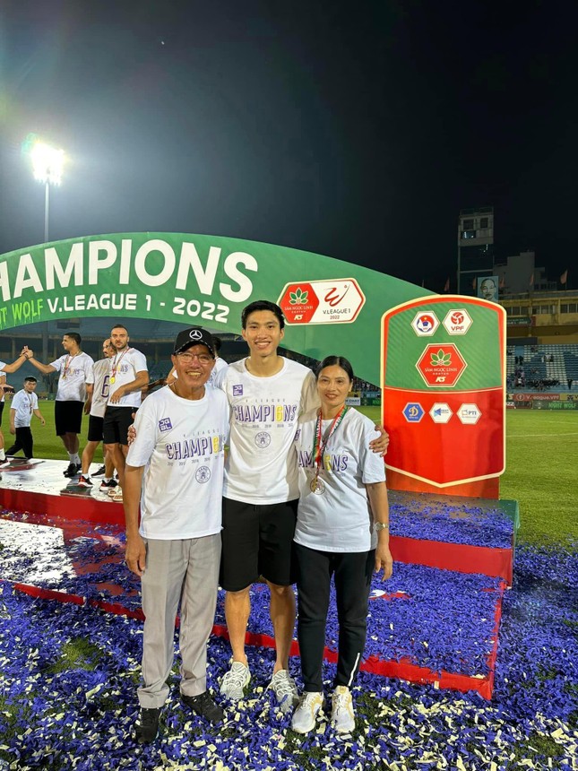 Doãn Hải My và bạn trai Đoàn Văn Hậu trong ngày CLB Hà Nội vô địch V-League - Ảnh 2.