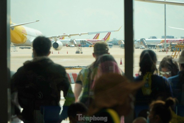 Vi phạm an toàn tĩnh không sân bay Tân Sơn Nhất tăng cao - Ảnh 1.