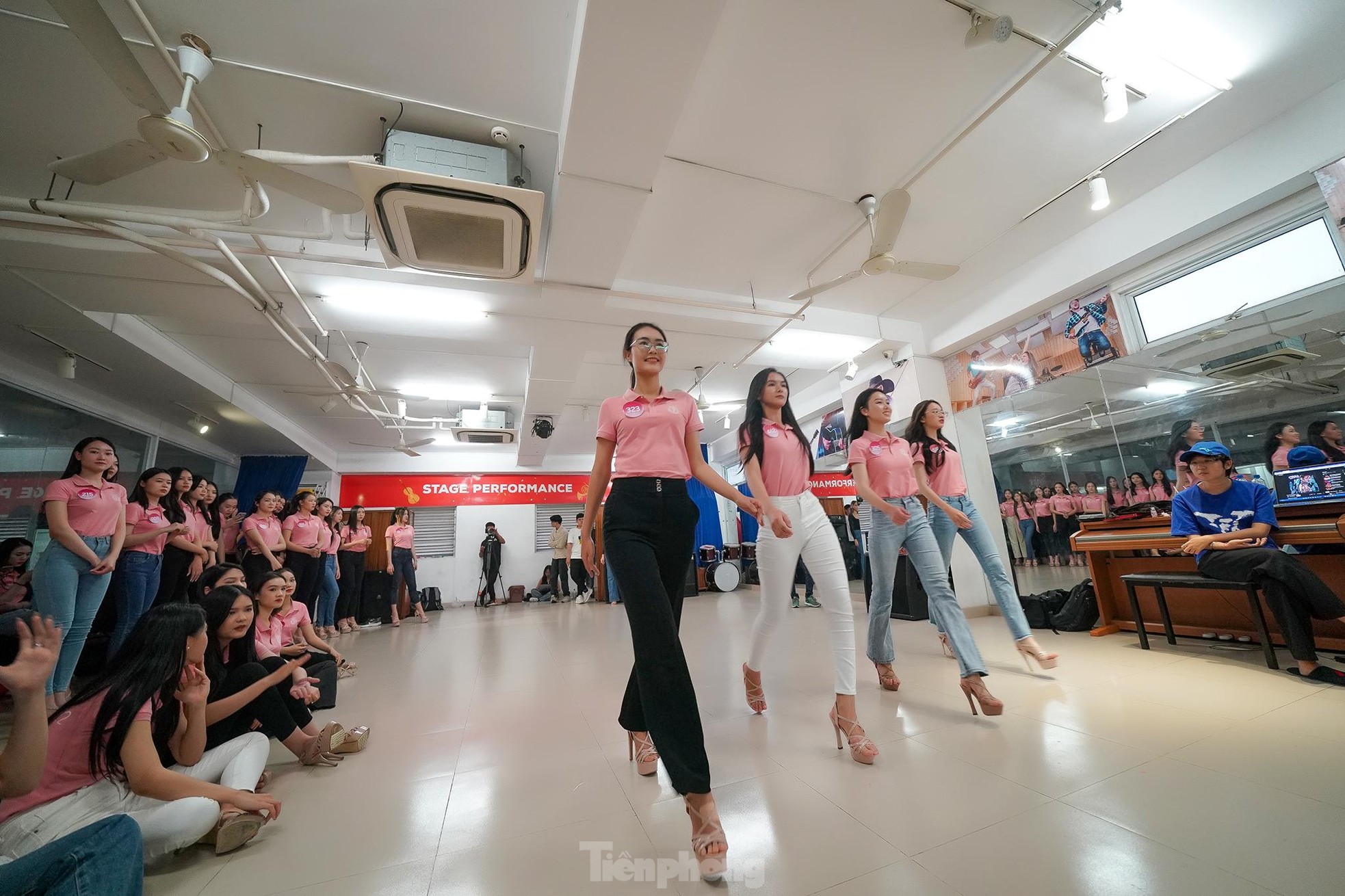 Hậu trường buổi tập catwalk của thí sinh Hoa hậu Việt Nam - Ảnh 6.