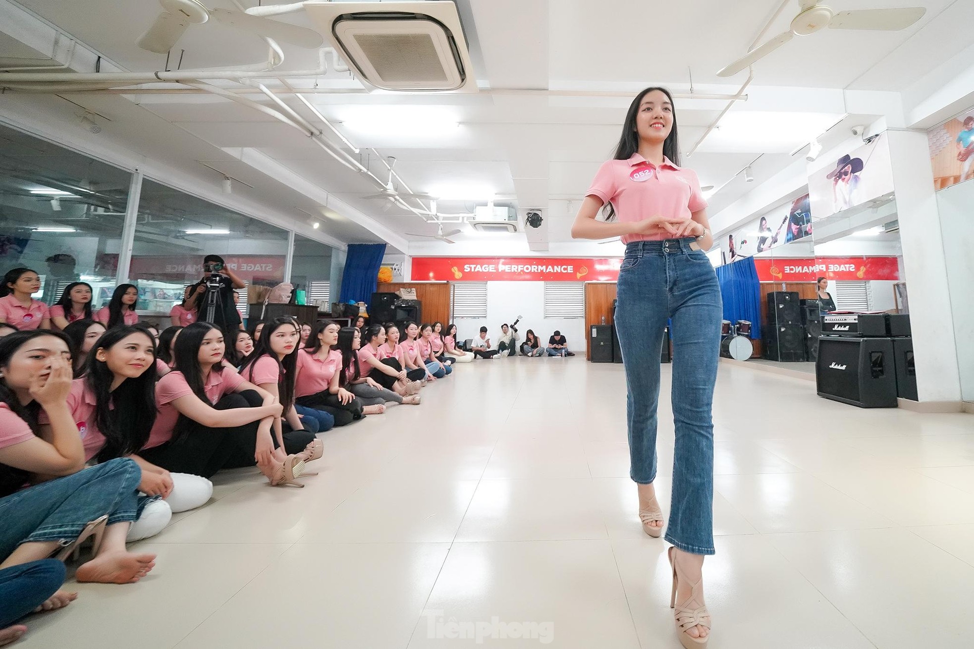 Hậu trường buổi tập catwalk của thí sinh Hoa hậu Việt Nam - Ảnh 13.