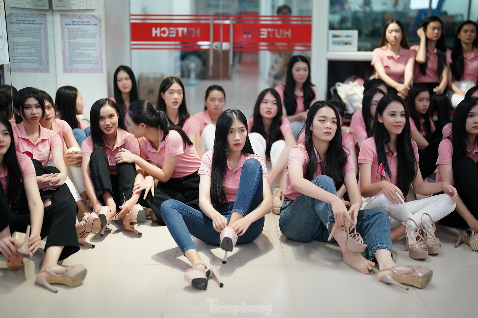 Hậu trường buổi tập catwalk của thí sinh Hoa hậu Việt Nam - Ảnh 2.