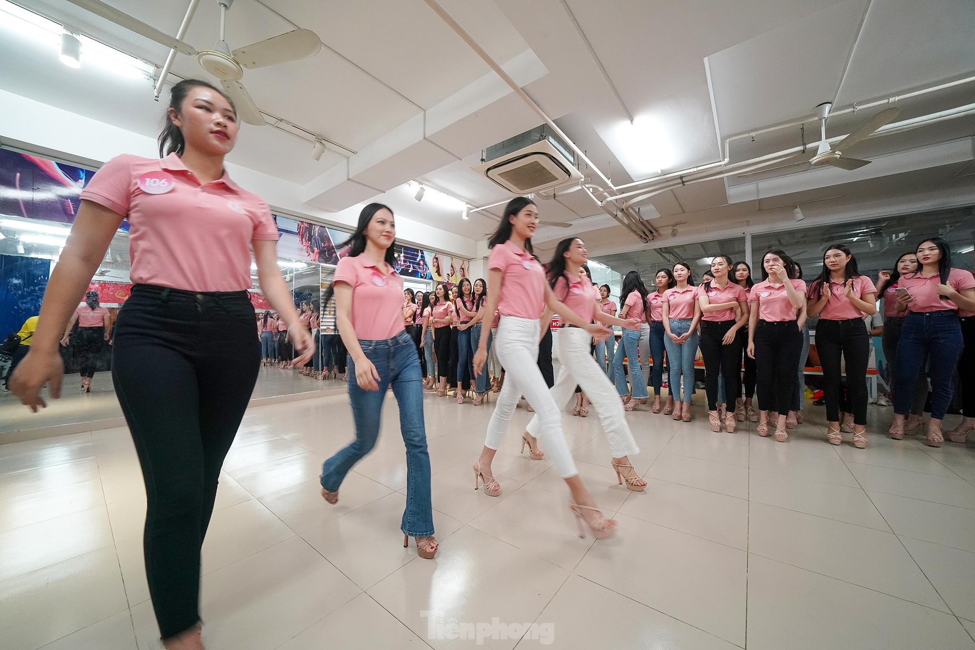 Hậu trường buổi tập catwalk của thí sinh Hoa hậu Việt Nam - Ảnh 10.