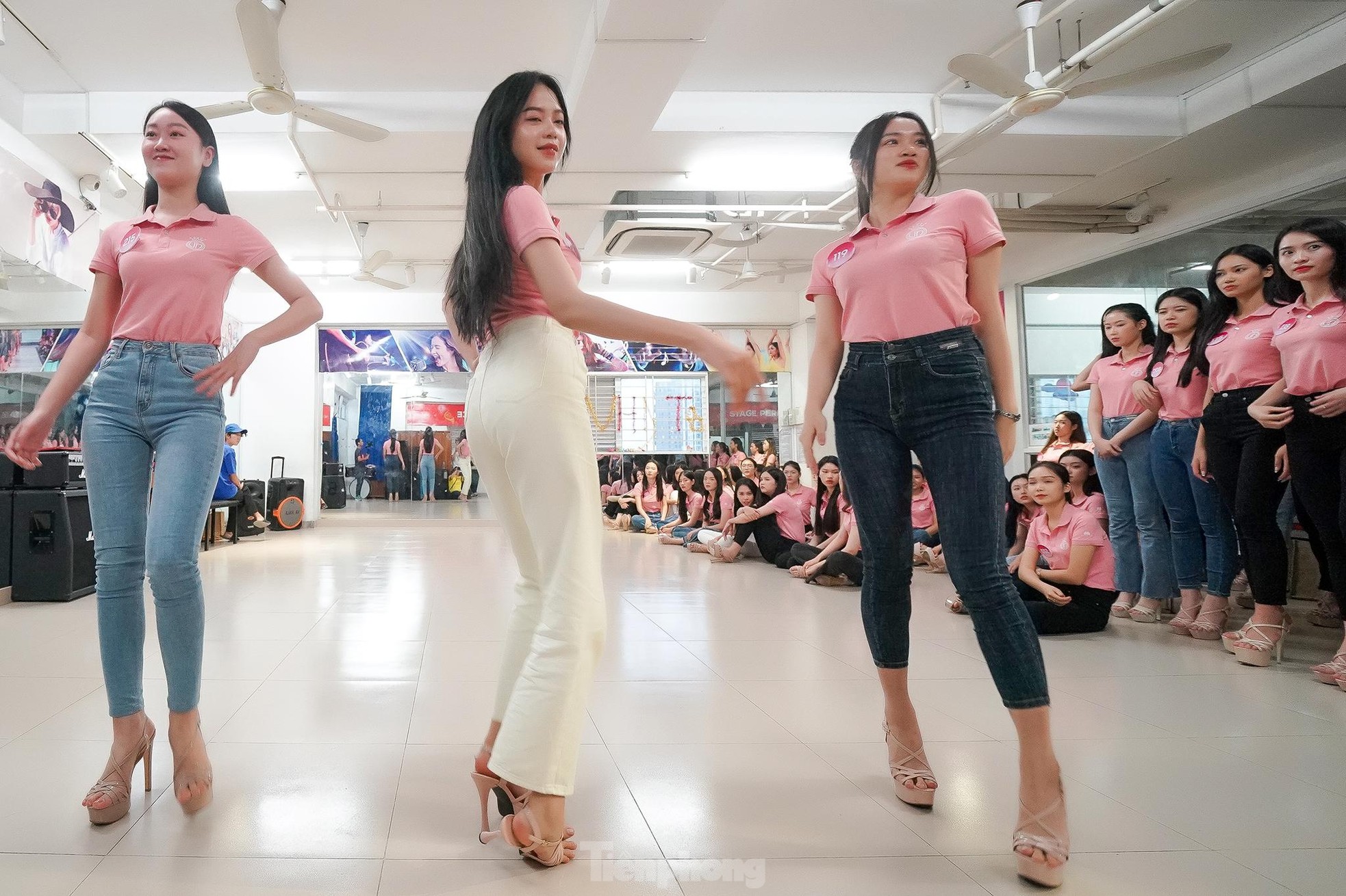 Hậu trường buổi tập catwalk của thí sinh Hoa hậu Việt Nam - Ảnh 8.