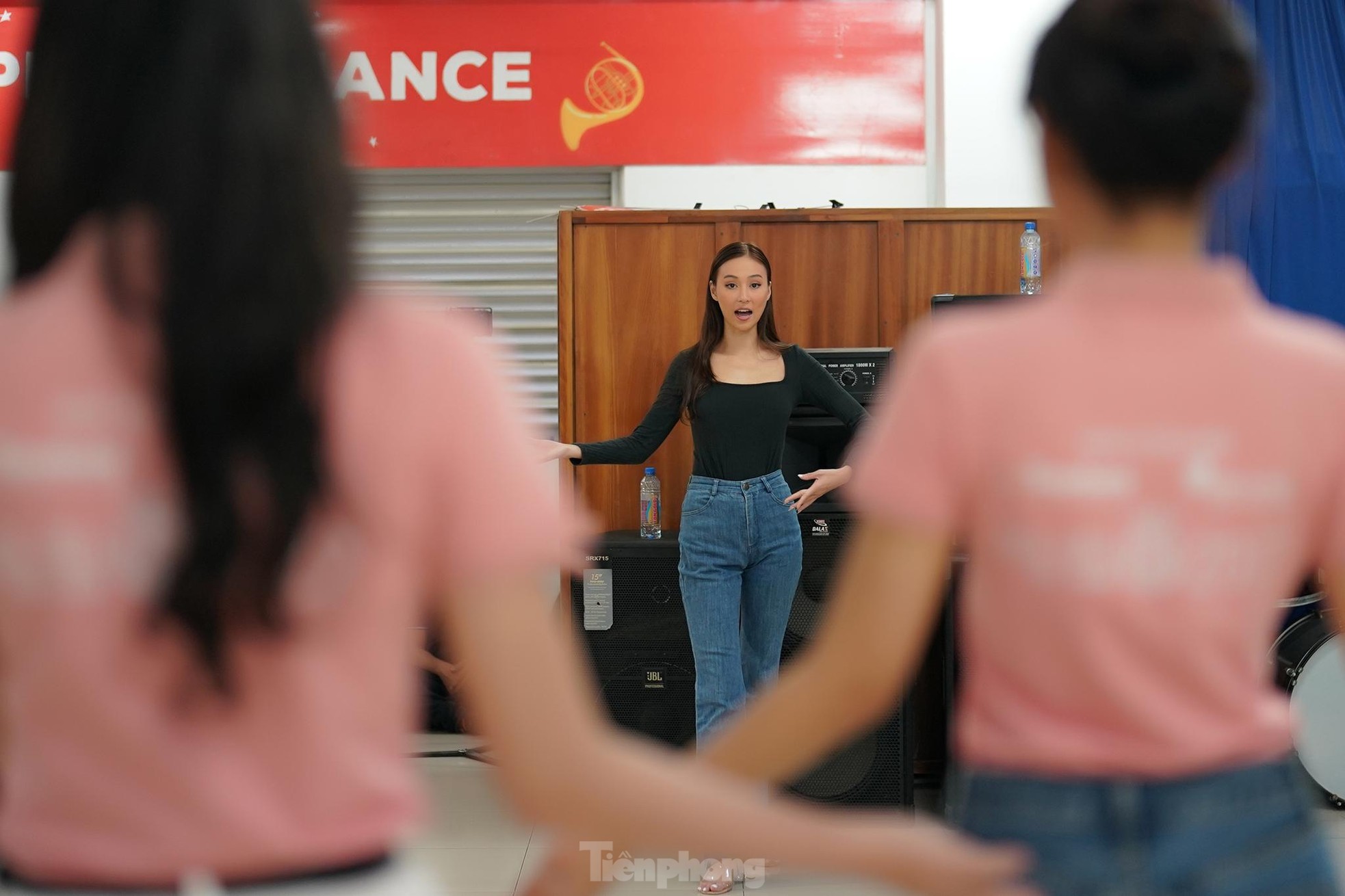 Hậu trường buổi tập catwalk của thí sinh Hoa hậu Việt Nam - Ảnh 3.
