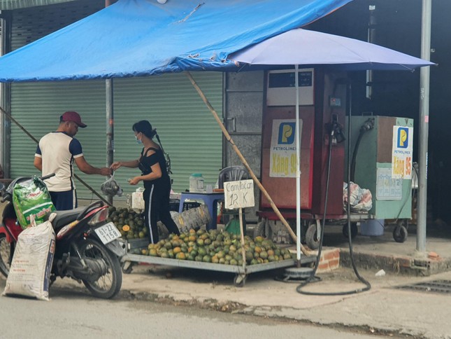 Cây xăng tự phát mọc khắp nơi, trang bị cả... trụ bơm điện tử - Ảnh 4.