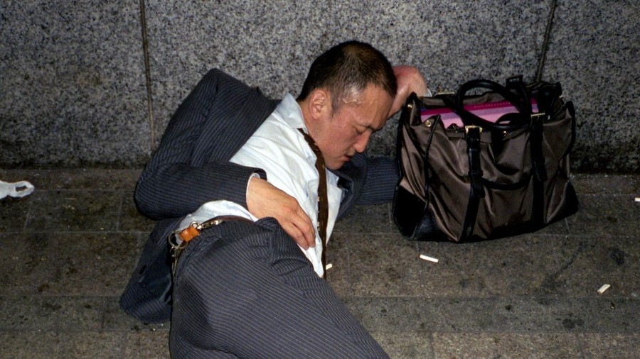 Làm việc 60 giờ một tuần thì như thế nào? Bộ ảnh chứng minh sự 'kiệt sức' của dân văn phòng Nhật Bản - Ảnh 1.