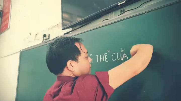 Video xúc động về tình cảm học trò dành cho người thầy bị dị tật đôi tay - Ảnh 3.
