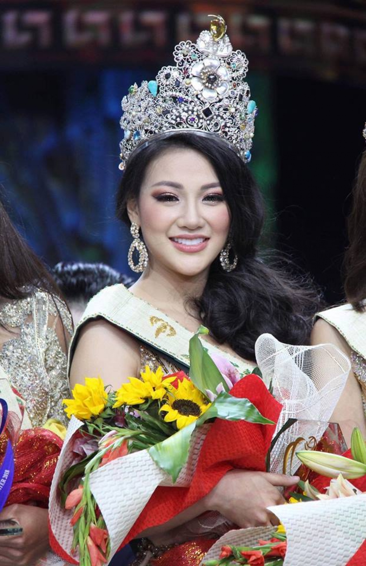 Những nàng hậu Việt “kém nổi” trong nước nhưng đăng quang trên đấu trường quốc tế - Ảnh 2.