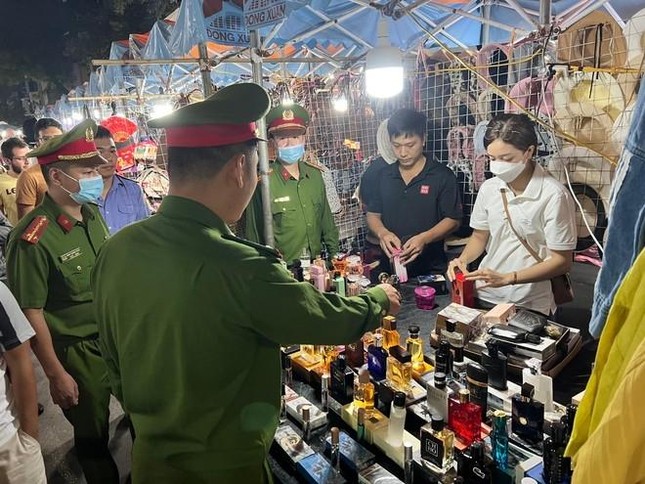Hà Nội: Cảnh sát thu giữ lượng lớn nước hoa fake tại chợ đêm phố cổ - Ảnh 1.