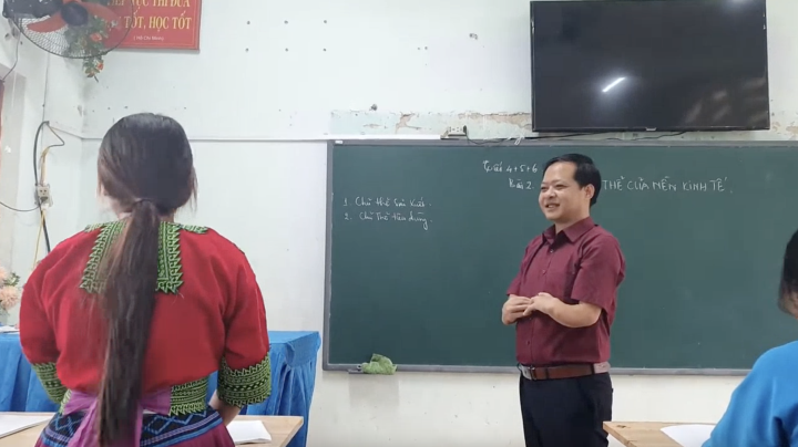 Video xúc động về tình cảm học trò dành cho người thầy bị dị tật đôi tay - Ảnh 2.