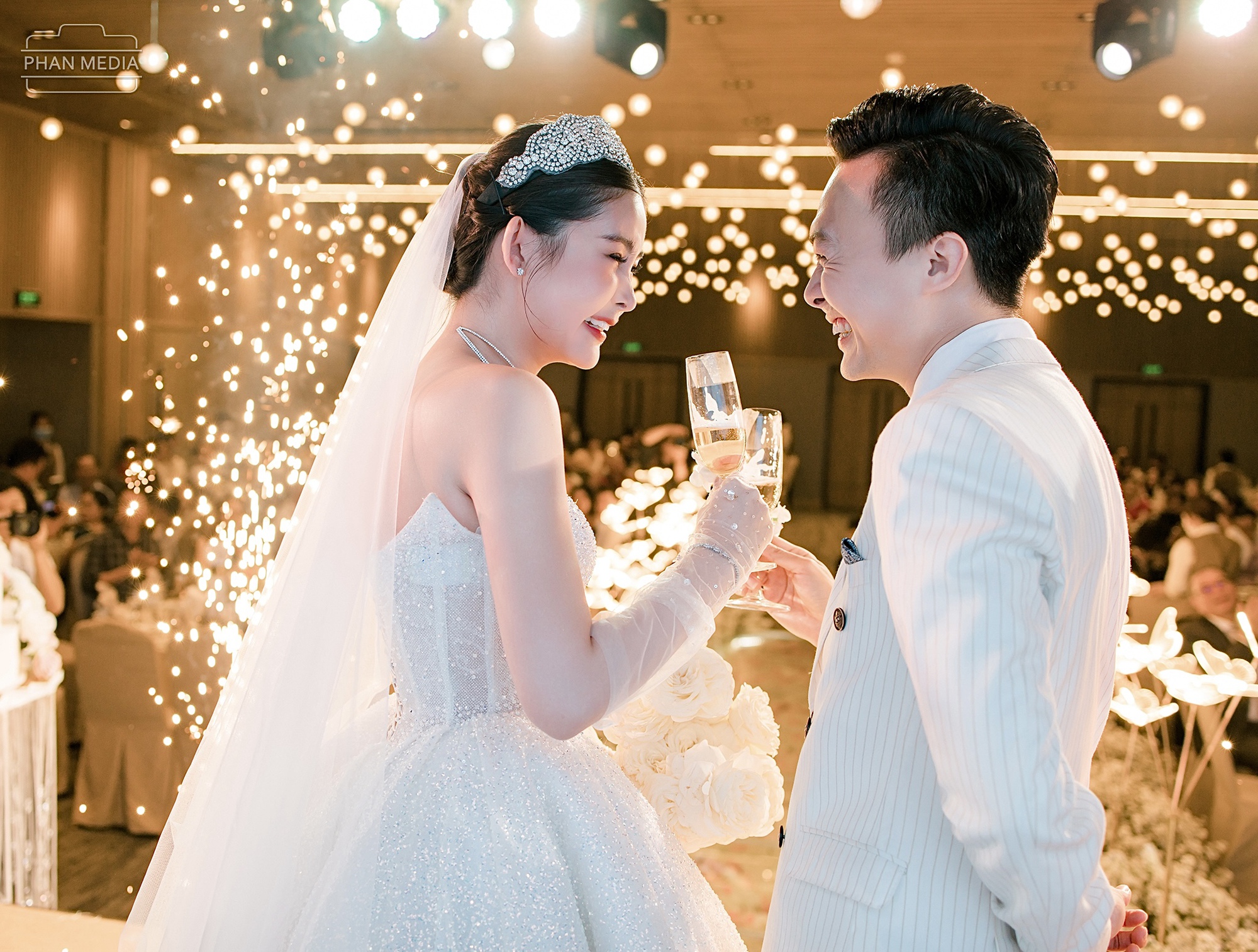 Ngân Anh khoe nhan sắc ngọt ngào, khiêu vũ cùng chồng biên tập viên trong đám cưới ở Quy Nhơn   - Ảnh 8.