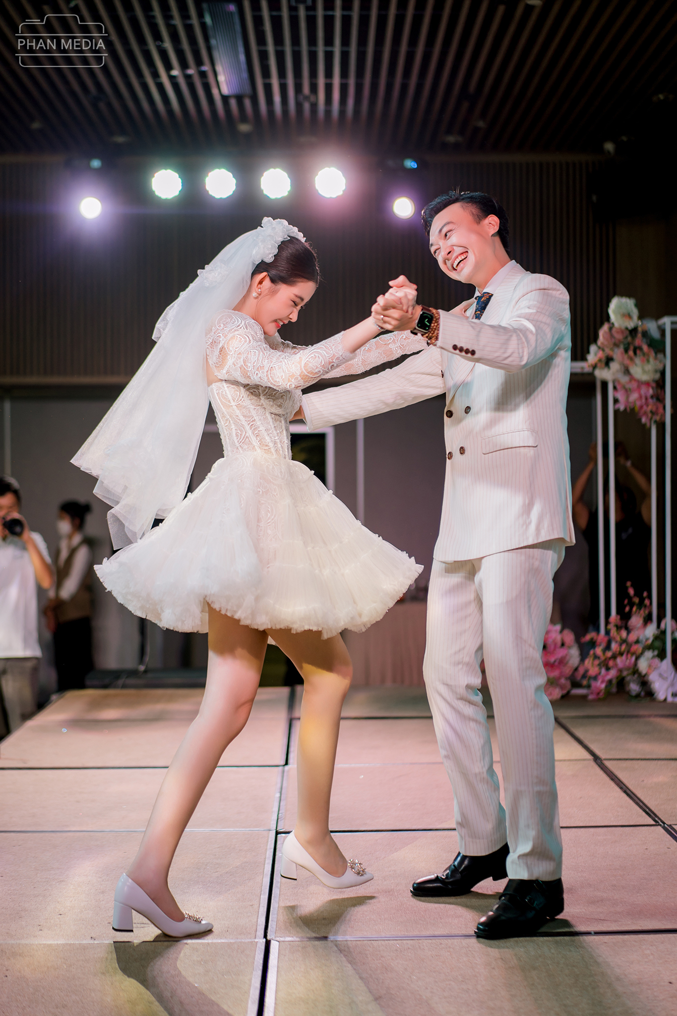 Ngân Anh khoe nhan sắc ngọt ngào, khiêu vũ cùng chồng biên tập viên trong đám cưới ở Quy Nhơn   - Ảnh 6.