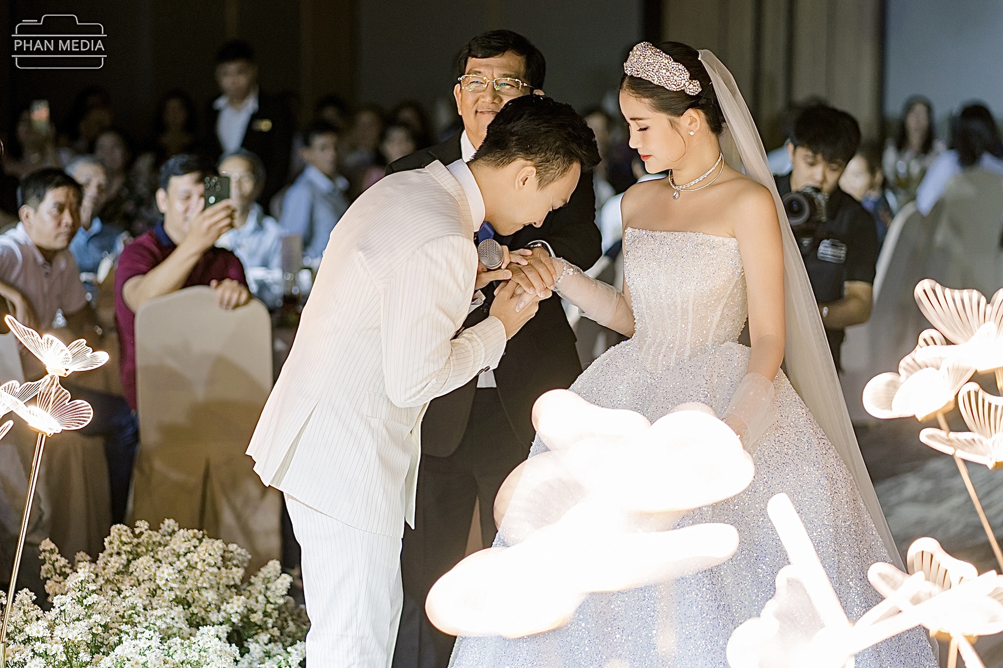 Ngân Anh khoe nhan sắc ngọt ngào, khiêu vũ cùng chồng biên tập viên trong đám cưới ở Quy Nhơn   - Ảnh 3.