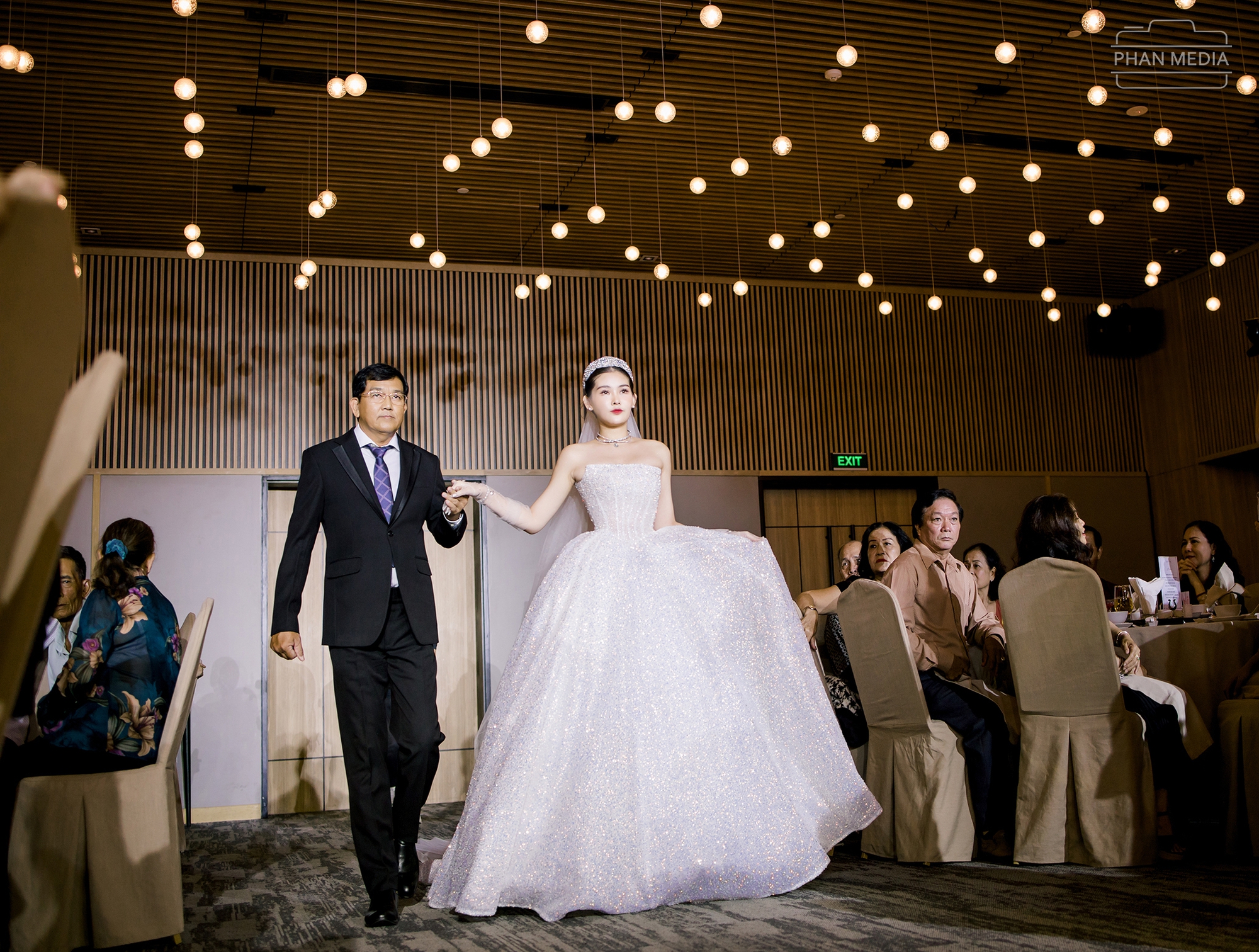 Ngân Anh khoe nhan sắc ngọt ngào, khiêu vũ cùng chồng biên tập viên trong đám cưới ở Quy Nhơn   - Ảnh 2.