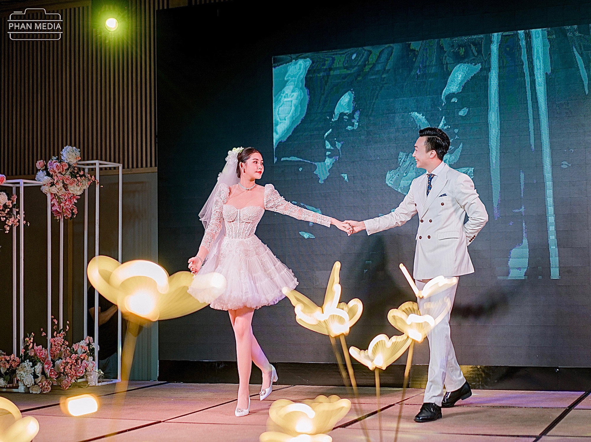 Ngân Anh khoe nhan sắc ngọt ngào, khiêu vũ cùng chồng biên tập viên trong đám cưới ở Quy Nhơn   - Ảnh 7.
