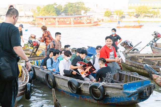 Bảo Ngọc khoe nhan sắc rạng rỡ, di chuyển bằng ghe về quê sau 1 tháng đăng quang Miss Intercontinental - Ảnh 4.