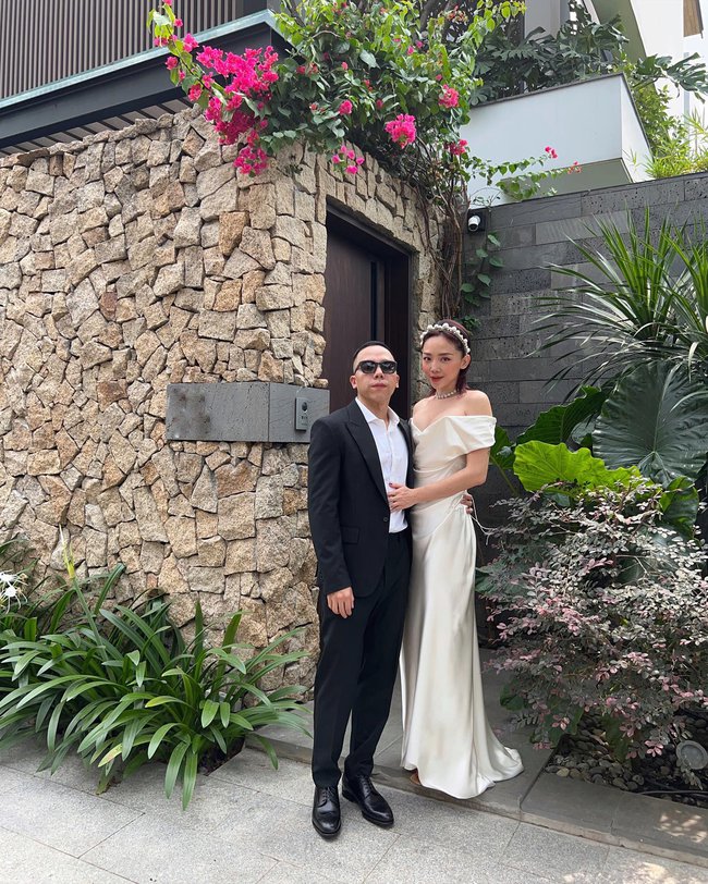 2 sao Việt hở bạo hậu kết hôn: Phương Trinh Jolie diện gợi cảm cạnh mẹ chồng, Tóc Tiên tiết lộ phản ứng của Hoàng Touliver - Ảnh 8. 2 sao Việt hở bạo hậu kết hôn: Phương Trinh Jolie diện gợi cảm cạnh mẹ chồng, Tóc Tiên tiết lộ phản ứng của Hoàng Touliver - Ảnh 8.