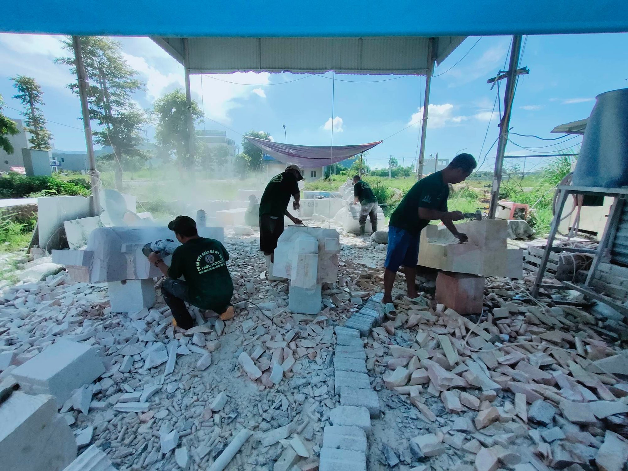 Người đàn ông đam mê “thổi hồn” vào những phiến đá và hành trình thiện nguyện đầy ý nghĩa - Ảnh 2.