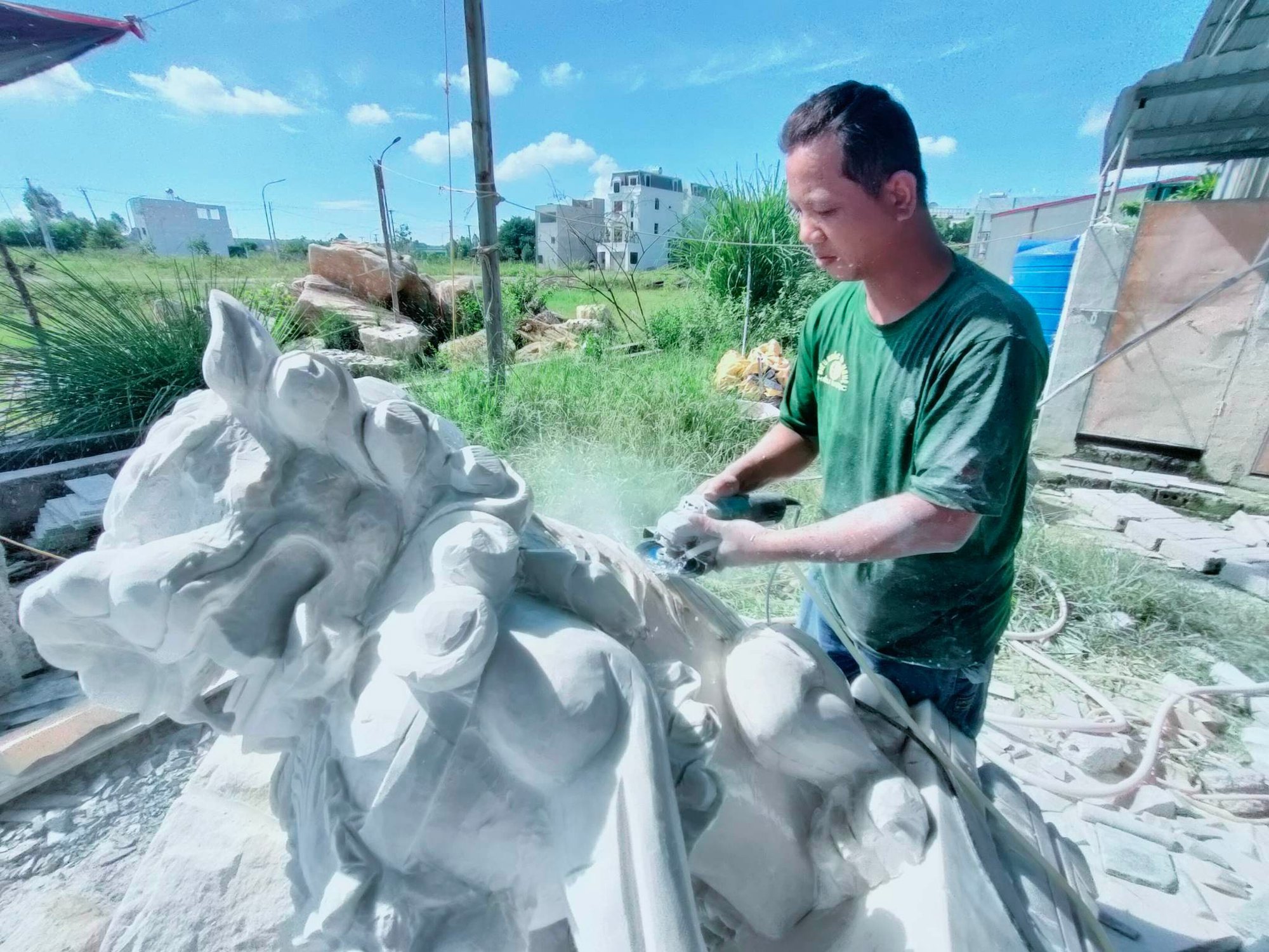 Người đàn ông đam mê “thổi hồn” vào những phiến đá và hành trình thiện nguyện đầy ý nghĩa - Ảnh 1.