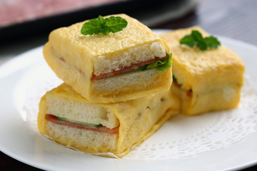 Bánh mì kẹp cuộn trứng chiên làm nhanh mà ngon miệng cho bữa sáng - Ảnh 10.