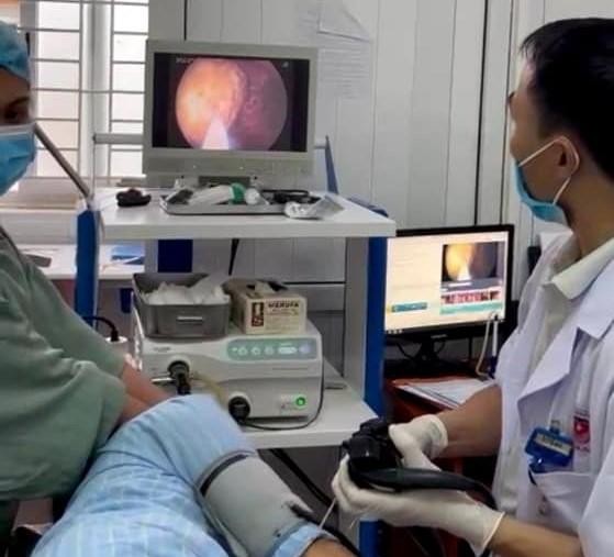 Chảy máu dạ dày, nhập viện cấp cứu sau khi ăn hồng giòn lúc đói - Ảnh 1. Chảy máu dạ dày, nhập viện cấp cứu sau khi ăn hồng giòn lúc đói - Ảnh 1.