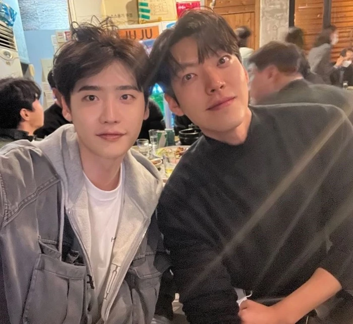 Lee Jong Suk - Kim Woo Bin: Bức ảnh của những ngôi sao điện ảnh đình đám sẽ làm bạn phát cuồng. Lee Jong Suk và Kim Woo Bin với tài năng diễn xuất điêu luyện, ngoại hình hoàn hảo và phong cách thời trang đầy cá tính sẽ khiến bạn không thể bỏ qua bức ảnh này.