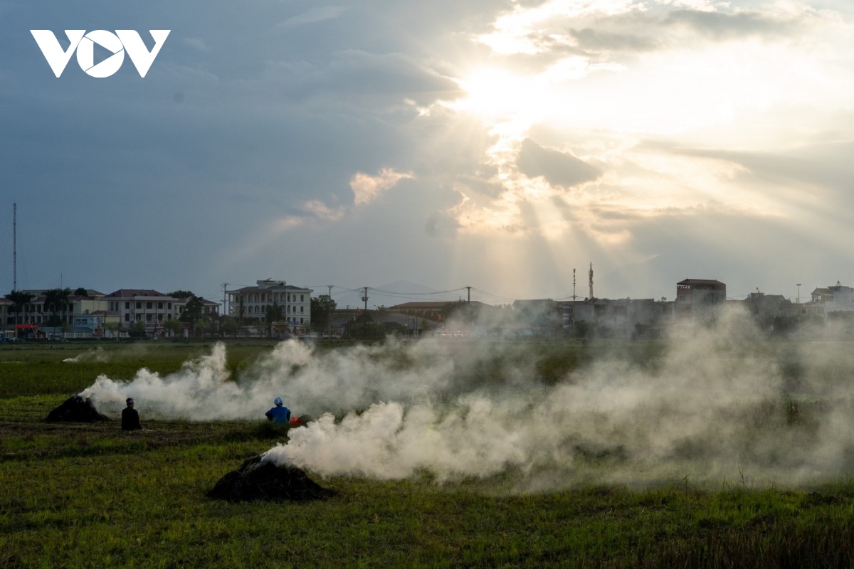 Nông dân ngoại thành Hà Nội đốt rơm rạ, khói mù mịt &quot;bủa vây&quot; người đi đường - Ảnh 5.
