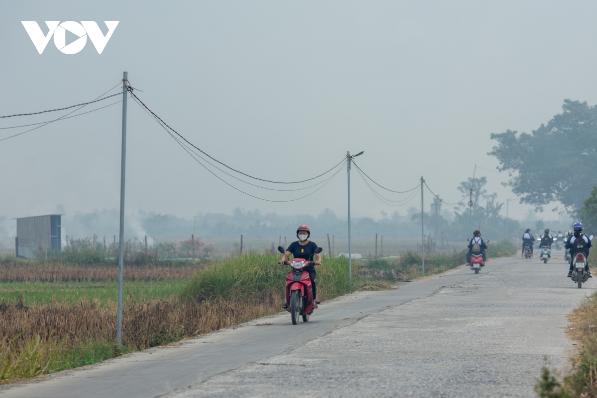 Nông dân ngoại thành Hà Nội đốt rơm rạ, khói mù mịt &quot;bủa vây&quot; người đi đường - Ảnh 9.