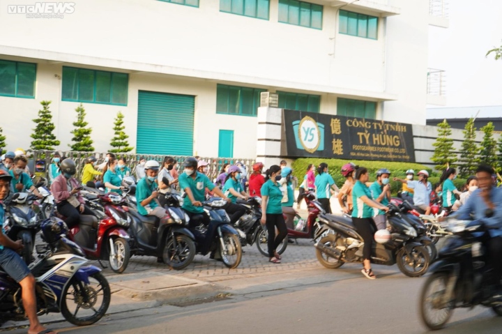 Công nhân mất việc cận Tết: &quot;Đến tuổi gần nghỉ hưu thì ai nhận vào làm nữa&quot; - Ảnh 1.