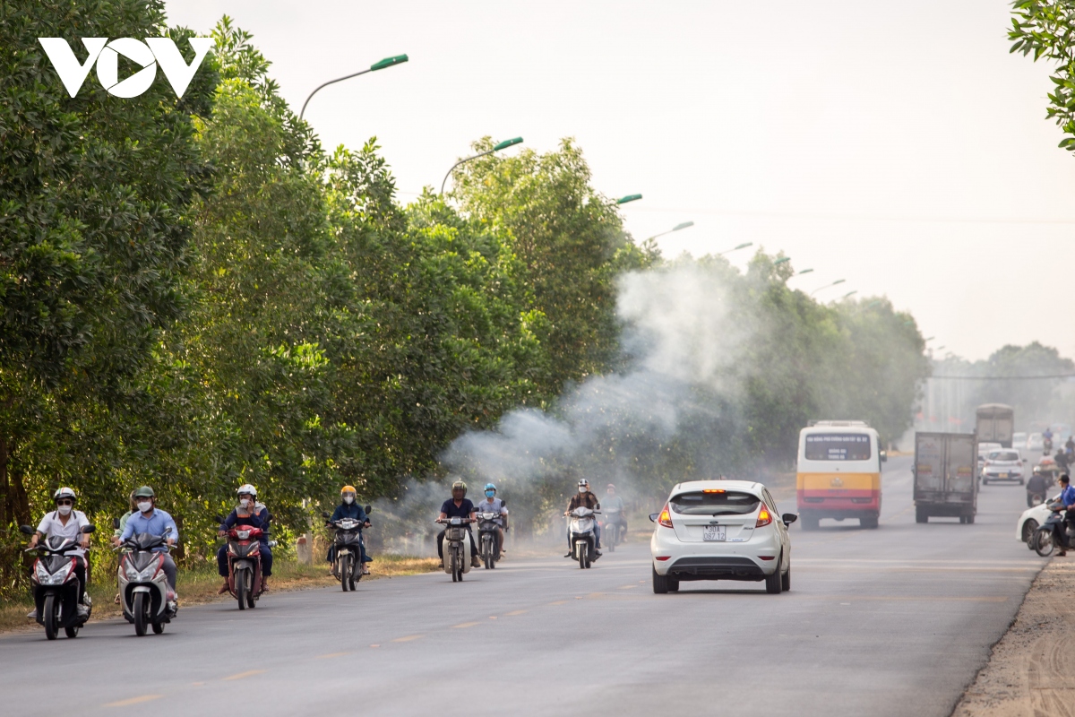 Nông dân ngoại thành Hà Nội đốt rơm rạ, khói mù mịt &quot;bủa vây&quot; người đi đường - Ảnh 8.