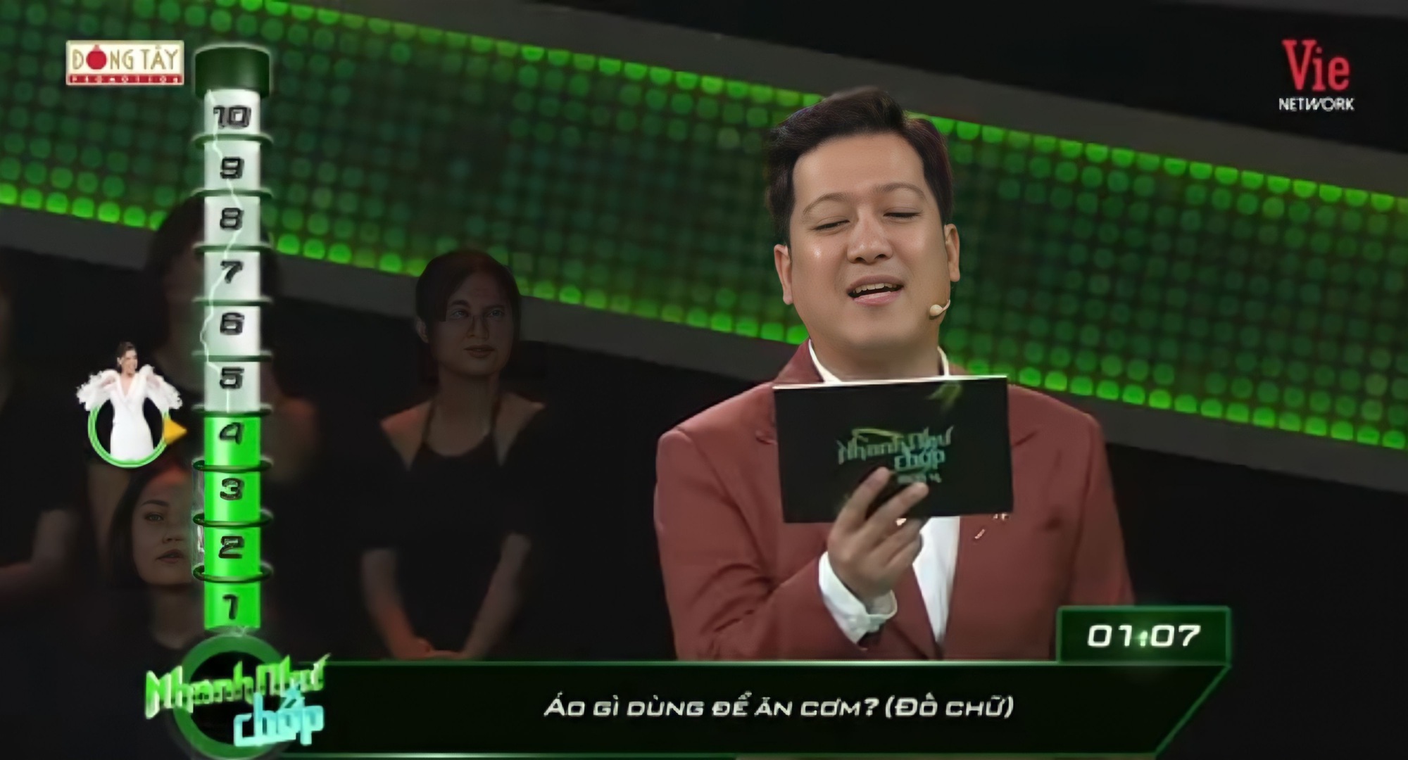 Câu đố Tiếng Việt: "Áo gì dùng để ăn cơm?" - Ảnh 1. Câu đố Tiếng Việt: "Áo gì dùng để ăn cơm?" - Ảnh 1.