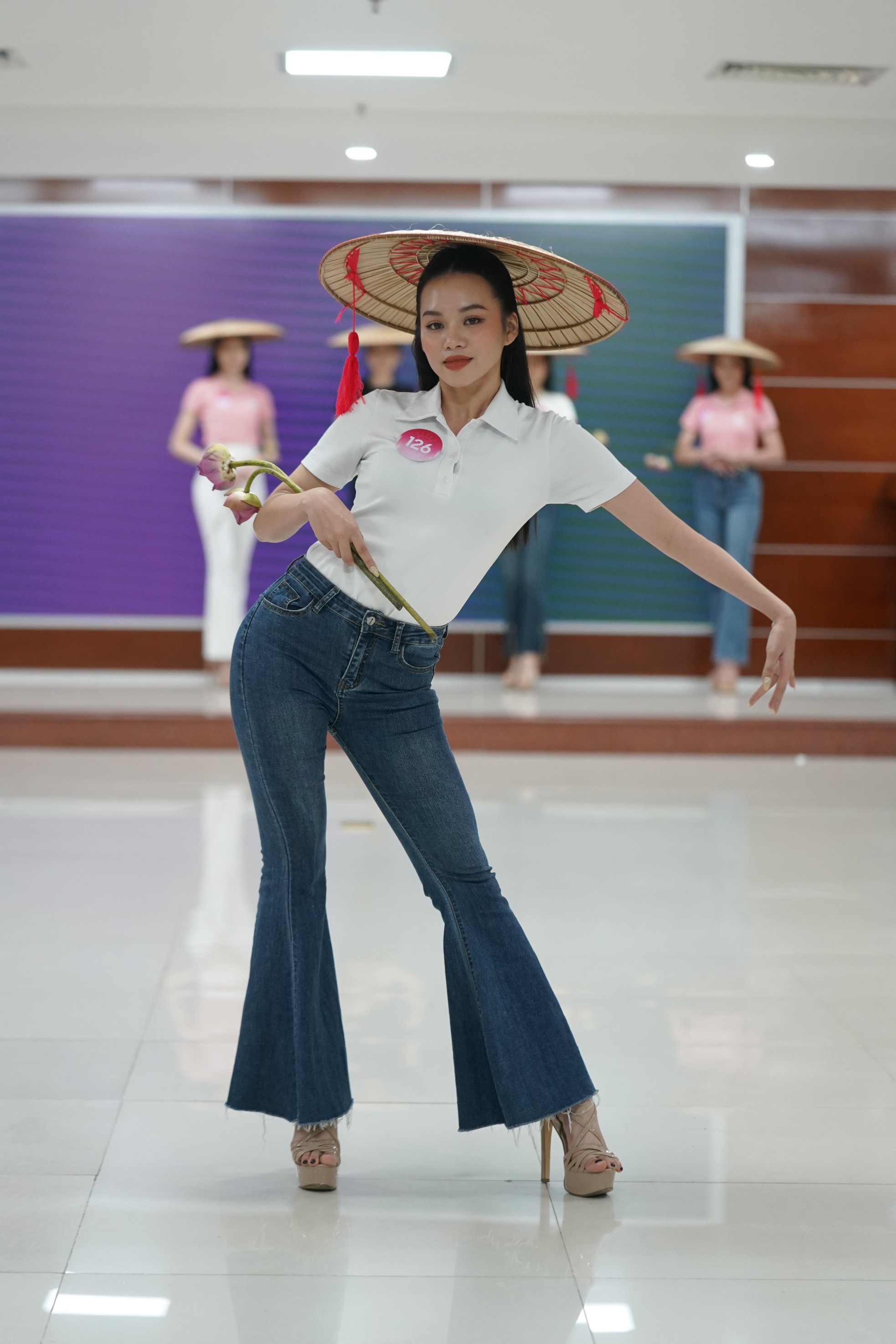 Thí sinh Hoa hậu Việt Nam học cách xử lý váy áo rườm rà - Ảnh 14.