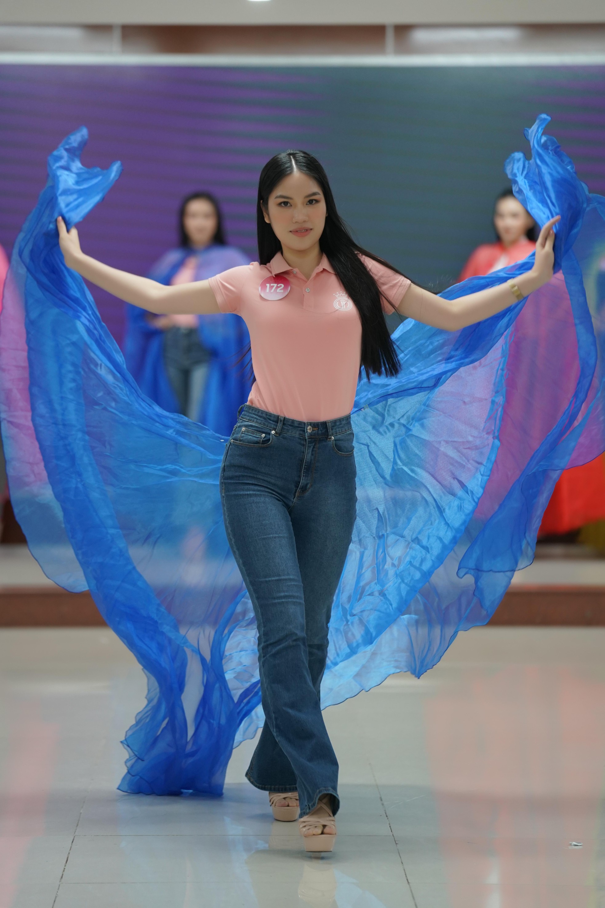 Thí sinh Hoa hậu Việt Nam học cách xử lý váy áo rườm rà - Ảnh 5.